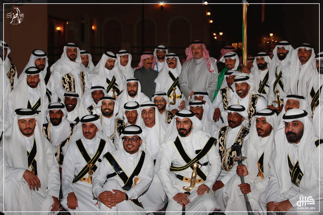 al_jafer1211's tweet photo. صور تذكارية مع صاحب السمو الملكي الأمير بندر بن خالد الفيصل-حفظه الله - مع أعضاء فرقة الجفر للفنون الشعبية. 
@trath2030 
@BandarKAlfaisal 
#السعودية 
#كأس
#الرياض 
#المنطقة_الشرقية 
#الاحساء https://t.co/SOWWQ9ZqyQ