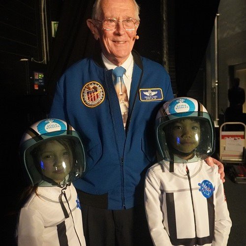 educalis_ch's tweet photo. Nos astrokids de l'Ecole Vivalys sont dans les étoiles. Avec #SwissApollo, ils participent au spectacle "Legends of Space". De voir Charlie Duke, Jean-François Clervoy, Claude Nicollier, ou encore Kathy Sullivan, fait rêver! #LegendsofSpace
#Nasa #Educalis https://t.co/PowgIe9LWM