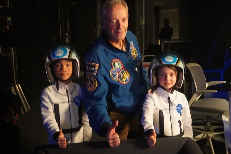 educalis_ch's tweet photo. Nos astrokids de l'Ecole Vivalys sont dans les étoiles. Avec #SwissApollo, ils participent au spectacle "Legends of Space". De voir Charlie Duke, Jean-François Clervoy, Claude Nicollier, ou encore Kathy Sullivan, fait rêver! #LegendsofSpace
#Nasa #Educalis https://t.co/PowgIe9LWM