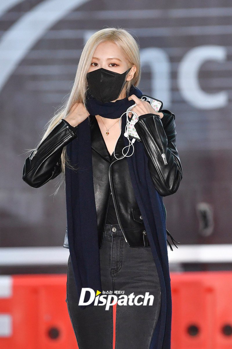 [현장포토] “공항이 무대다”…로제, 화보 같은 출국 (출처 : 디스패치 | 네이버 TV연예) naver.me/GSg3X352