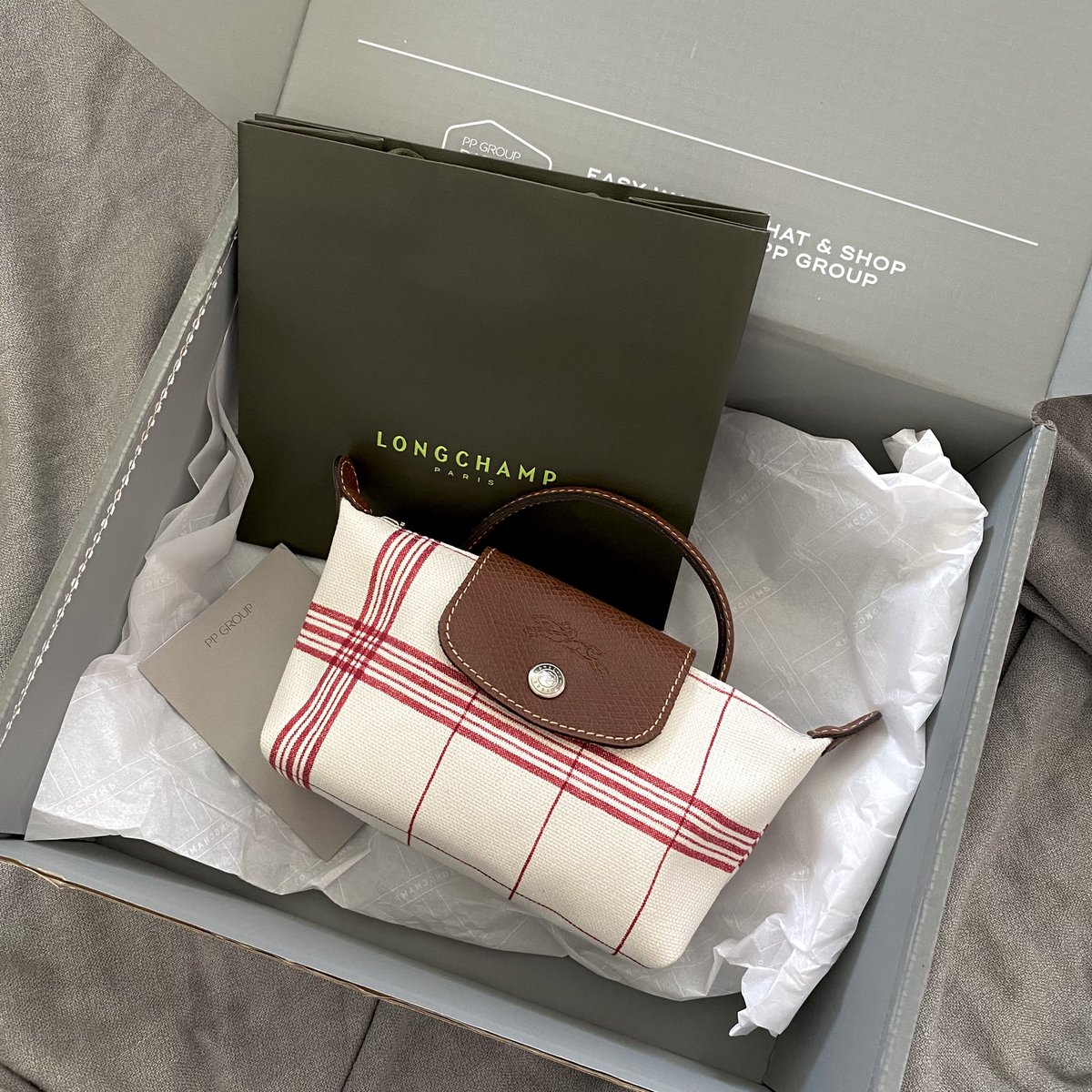 NBdayoff's tweet photo. มาแล้วว! คอลเลคชั่นใหม่ของ Longchamp อดใจใหม่ไหวรีบสั่งซื้อทันที ขอพื้นที่เห่อกับความน่ารักของน้องง รุ่นนี้ใบเล็ก LE PLIAGE TORCHON POUCH 🥰🥰
.
#ของดีบอกต่อ #ของมันต้องมี #รีวิว #LongchampParisProvence https://t.co/ef9iCwXfz8
