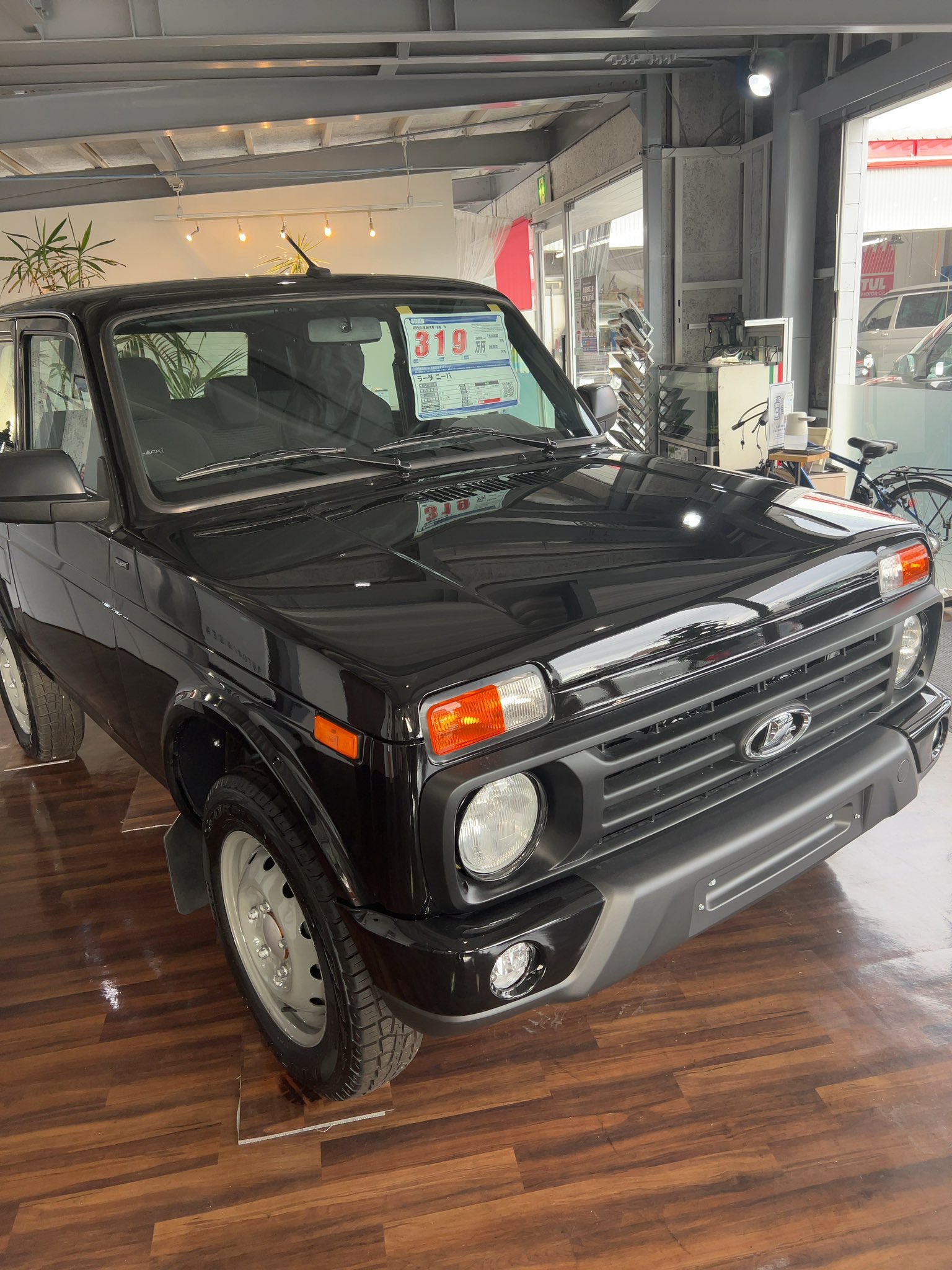 あんぎゅろん Whiskyおじさん メンテでクルマ屋さんに来てるけど 一部の人にだけ刺さるクルマ売ってるよw 思ったより車高高いな ジムニーと同じような感じする それより質実剛健な道具感マシマシねw T Co Jeaxq9a4zn Twitter