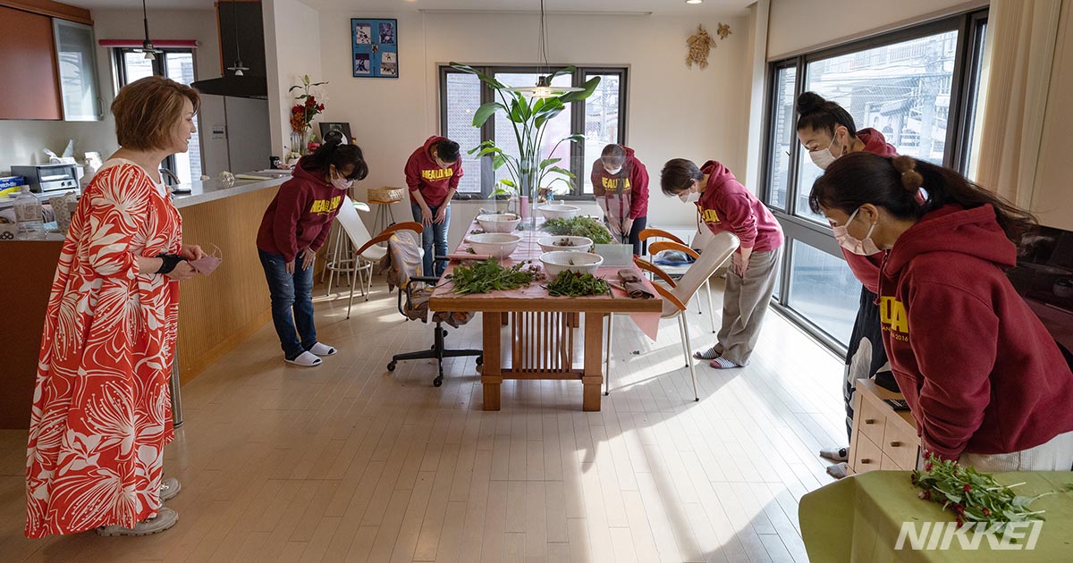 Nikkei The Style S Tweet 特集 生花の首飾り レイ作りのレッスンは オリ と呼ばれる詠唱から始まります お祈りには ハワイの先人や花 自然への感謝などさまざまな思いが込められます 中野区の レイマルラニヘアロハ にて 日付朝刊 ハワイに焦がれて Nikkei The Style S Tweet 特集 生花の首飾り レイ作りのレッスンは オリ と呼ばれる詠唱から始まります お祈りには ハワイの先人や花 自然への感謝などさまざまな思いが込められます 中野区の レイマルラニヘアロハ にて 日付朝刊 ハワイに焦がれて