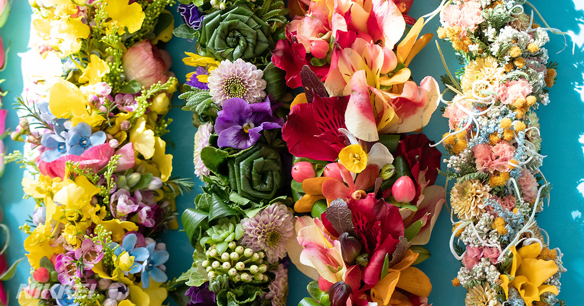 Nikkei The Style S Tweet 特集 生花の首飾り レイ作りのレッスンは オリ と呼ばれる詠唱から始まります お祈りには ハワイの先人や花 自然への感謝などさまざまな思いが込められます 中野区の レイマルラニヘアロハ にて 日付朝刊 ハワイに焦がれて Nikkei The Style S Tweet 特集 生花の首飾り レイ作りのレッスンは オリ と呼ばれる詠唱から始まります お祈りには ハワイの先人や花 自然への感謝などさまざまな思いが込められます 中野区の レイマルラニヘアロハ にて 日付朝刊 ハワイに焦がれて