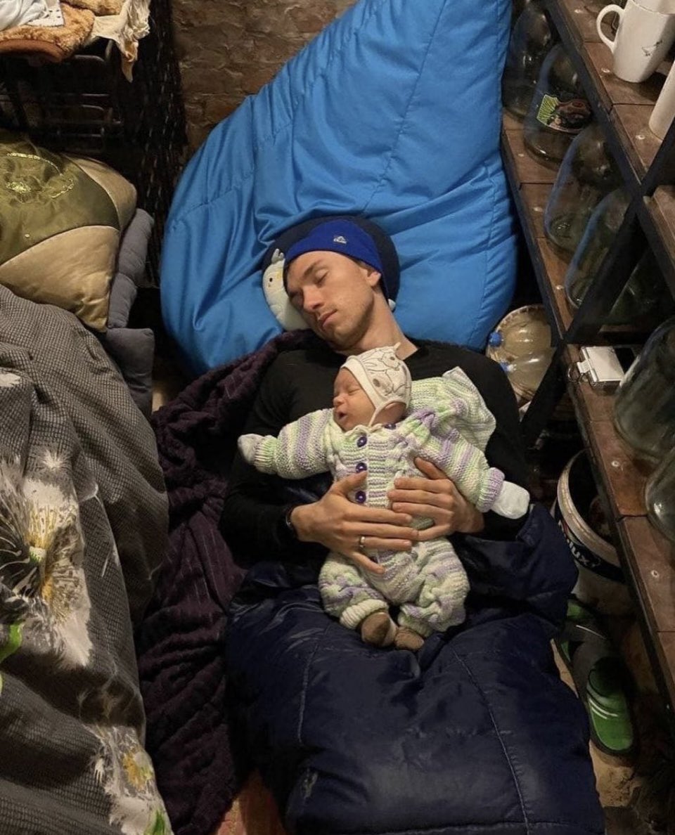 CostanzaRdO's tweet photo. Festa del papà 2022. @elisacalessi ha postato su Instagram questa bellissima foto dell’atleta ucraino Bohdan Tsymbal, 24 anni, mentre dorme insieme al figlio in un rifugio sotterraneo, e non potevo non ripostarla ❤️ #festadelpapà https://t.co/eBuFFJLJ2C