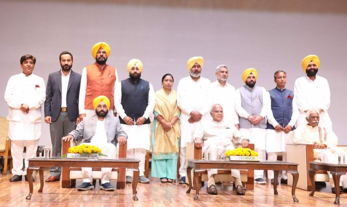 BhagwantMann's tweet photo. ਅੱਜ ਪੰਜਾਬ ਦੇ ਨਵੇਂ ਮੰਤਰੀ ਮੰਡਲ ਨੇ ਸਹੁੰ ਚੁੱਕੀ ਅਤੇ ਨਾਲ਼ ਹੀ ਲੋਕਾਂ ਦੀਆਂ ਉਮੀਦਾਂ ਨੂੰ ਪੂਰਾ ਕਰਨ ਦਾ ਵੀ ਪ੍ਰਣ ਲਿਆ।

ਸਾਰੇ ਨਵੇਂ ਮੰਤਰੀਆਂ ਨੂੰ ਸ਼ੁਭਕਾਮਨਾਵਾਂ। ਸਾਨੂੰ ਮਿਲ਼ ਕੇ ਪੰਜਾਬ ਦੇ 3 ਕਰੋੜ ਲੋਕਾਂ ਲਈ ਪੂਰੀ ਇਮਾਨਦਾਰੀ ਨਾਲ਼ ਕੰਮ ਕਰਨਾ ਹੈ, ਪੰਜਾਬ ਨੂੰ ਫ਼ਿਰ ਤੋਂ ਸੁਨਿਹਰਾ ਬਣਾਉਣਾ ਹੈ। https://t.co/PFYVTvUwZT