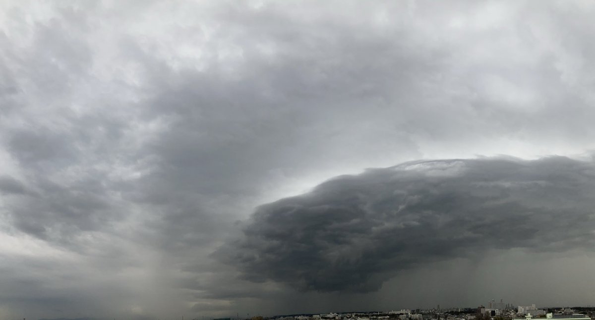 tasogale3's tweet photo. 予報通り雨雲が迫ってきた⛈

#天気の図鑑 https://t.co/XdQQKrk01j