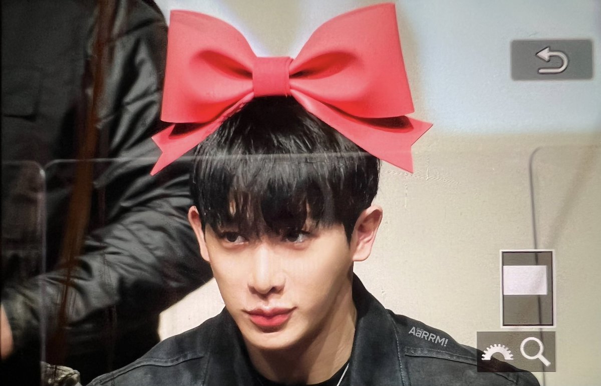 by_aarrm's tweet photo. 220319 애플뮤직 원호 대면팬싸 
마녀배달부 호호🎀

#원호     #WONHO     #ウォノ https://t.co/uG2zJwehPJ