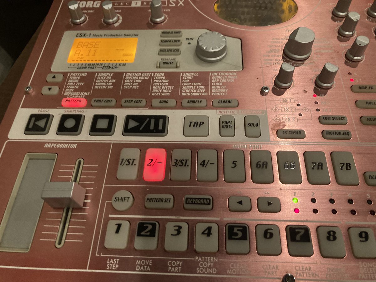 miyano_guitar's tweet photo. my new gear... AKAI MPK25 
midiキーボード兼フィンガードラム用パッドとして中古で発見！
作曲とかお遊びで使ってた機材類がますます活用できそう
#mynewgear #AKAI #MPK25
#electribe #electribesx 
#mpcbeats https://t.co/ca1CBBwtPw