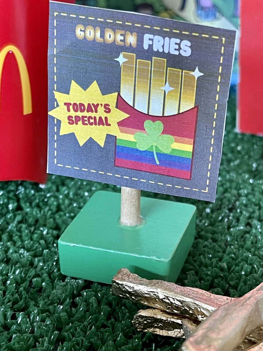brady_burch's tweet photo. My name is Brady O’Burch … and I set a #leprechaun the trap….. #1stGrade #classproject #stpatricksday #bradyBurch #beingBrady https://t.co/ZojNkkvWV7