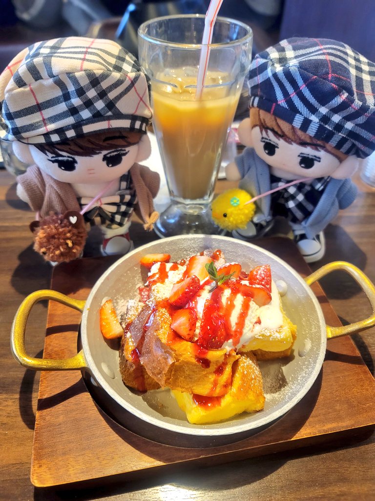 keeptryingakira's tweet photo. 帰りの寄り道は星乃珈琲店です。
苺のフレンチトーストが、二人ともとっても気に入ったみたい。
おとーたん、元気になるまで、二人沢山食べて元気で待ってるってさ☺️💕
いい子達💕
#GETWELLSOONSEKAI #exodoll #kaidoll #sehundoll #KAI #SEHUN #카이 #세훈 #사랑해요_세카이 https://t.co/i9uGwa0MaM