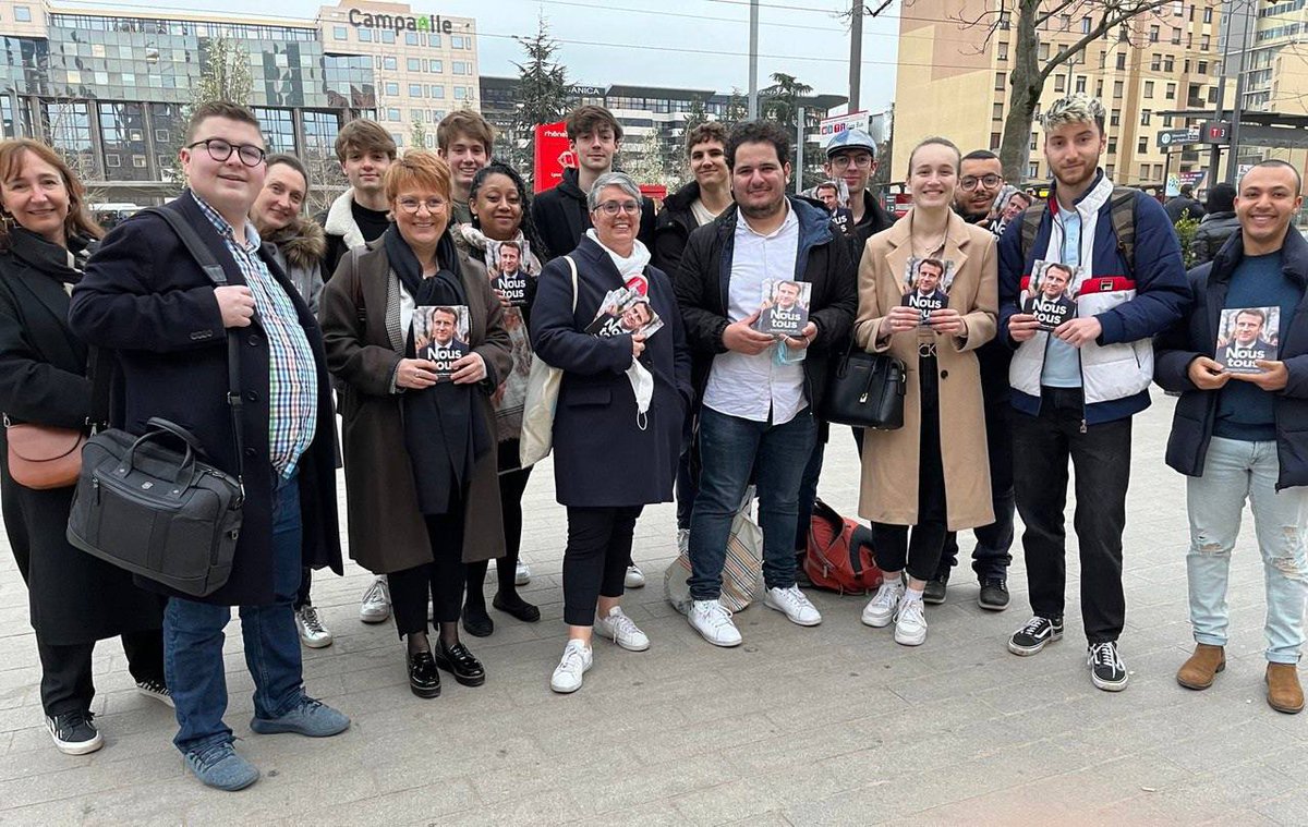 AnneBrugnera's tweet photo. Hier soir #PartDieu #Lyon3
Avec les @JeunesMacron69 à l’occasion de leur we de mobilisation #69h

Nous avons distribué aux #Lyonnais le programme d’#EmmanuelMacron

Transition écologique, égalité des chances, travail : des sujets majeurs pour les Français

@avecvous #5ansdeplus https://t.co/ZWkiZjO8D3