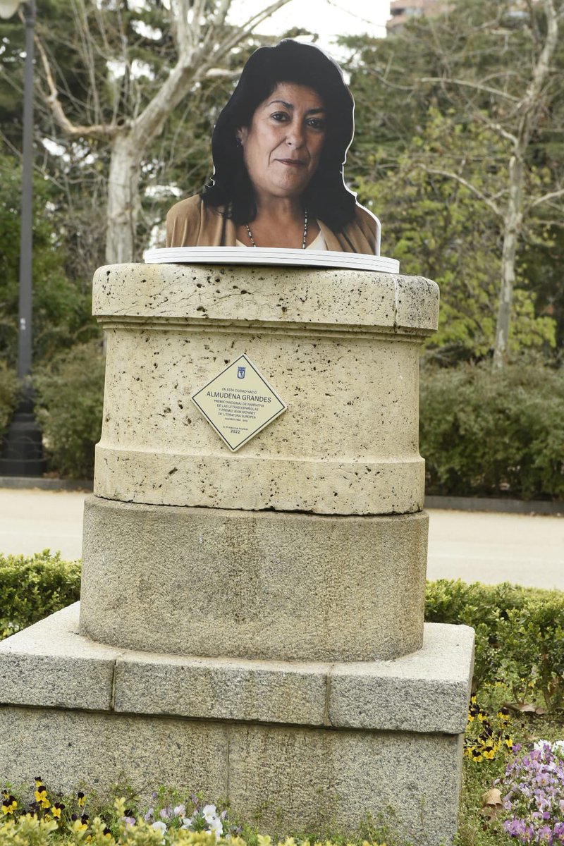 Alberto_Gayo's tweet photo. Creo que Almudena Grandes ya tiene homenaje en #ElRetiro y a pocos metros de Benito Pérez Galdós

Me mandan esta foto. Voy para allá y os cuento. https://t.co/oGiiJYgho6