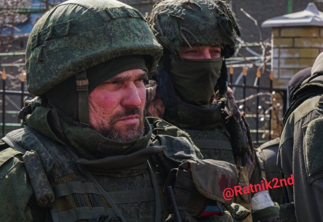fvffghc's tweet photo. Боец ВВ МВД ДНР перед выездом на зачистку одного из районов Мариуполя.

Эти взгляды вместо тысячи слов https://t.co/rbV5JF38zn