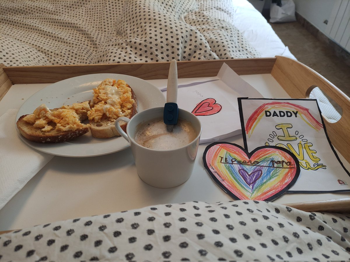 Y así se empieza el día del padre.
Feliz día a todos aquellos que tenemos hijos 🥰