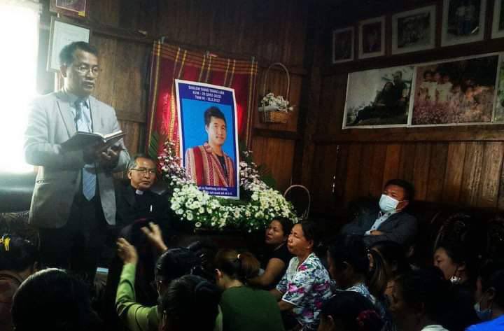 hmone_naing's tweet photo. The funeral of CNDF comrade Salai Shalom Siang Thang Lian a.k.a. Van Dam, 29, who was brutally shot dead by junta terrorists at Kalay Prison on March 15, was held without a body. #WarCrimesOfJunta #2022Mar19Coup #WhatsHappeningInMyanmar https://t.co/mMjcCCwzGV