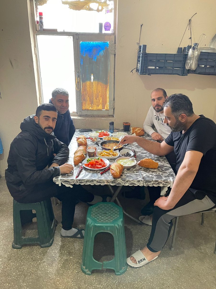 cangil63's tweet photo. @cantinazhakan can abilerime karlı bir istanbul sabahından selamlar saygılar idman jokeyimiz ömer ceviz at sahibi Mehmet Demir ve ahmet torkak  buyurun kahvaltıya abim https://t.co/eFbJAllP4j