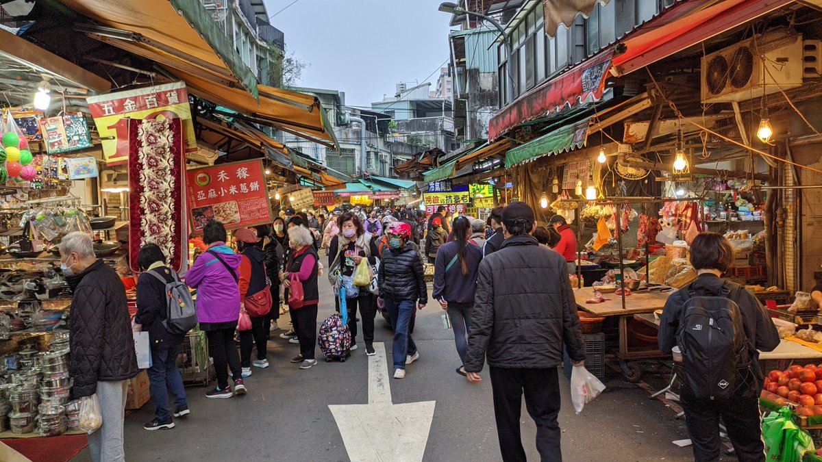 ★看影片：https://t.co/cuKNsQnYSD 台北市信義區的 和捷運永春站旁沿著虎林街而設攤的 ，兩者合而為臺北最大的黃昏市場！The largest dusk market in