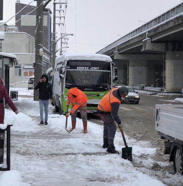 korfezbelediye's tweet photo. ❄️Ekiplerimiz, kent genelindeki yaya ve üst geçitlerde, duraklarda ve kaldırımlarda yoğun mesai harcayarak çalışmalarına devam ediyor.

#KorfezBelediyesi
#KarlaMucadele https://t.co/q78tglhJgw