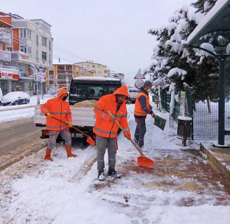 korfezbelediye's tweet photo. ❄️Ekiplerimiz, kent genelindeki yaya ve üst geçitlerde, duraklarda ve kaldırımlarda yoğun mesai harcayarak çalışmalarına devam ediyor.

#KorfezBelediyesi
#KarlaMucadele https://t.co/q78tglhJgw