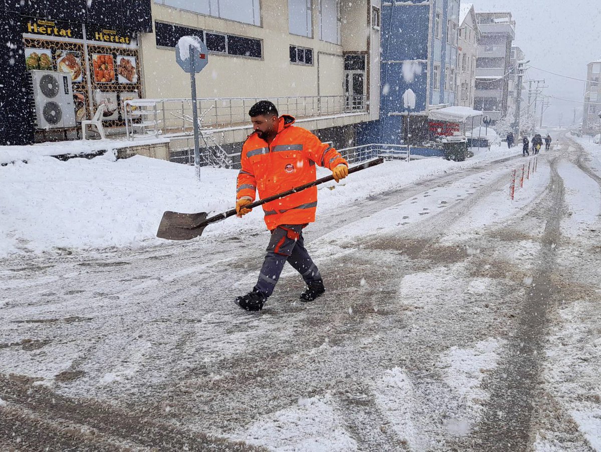 korfezbelediye's tweet photo. ❄️Ekiplerimiz, kent genelindeki yaya ve üst geçitlerde, duraklarda ve kaldırımlarda yoğun mesai harcayarak çalışmalarına devam ediyor.

#KorfezBelediyesi
#KarlaMucadele https://t.co/q78tglhJgw