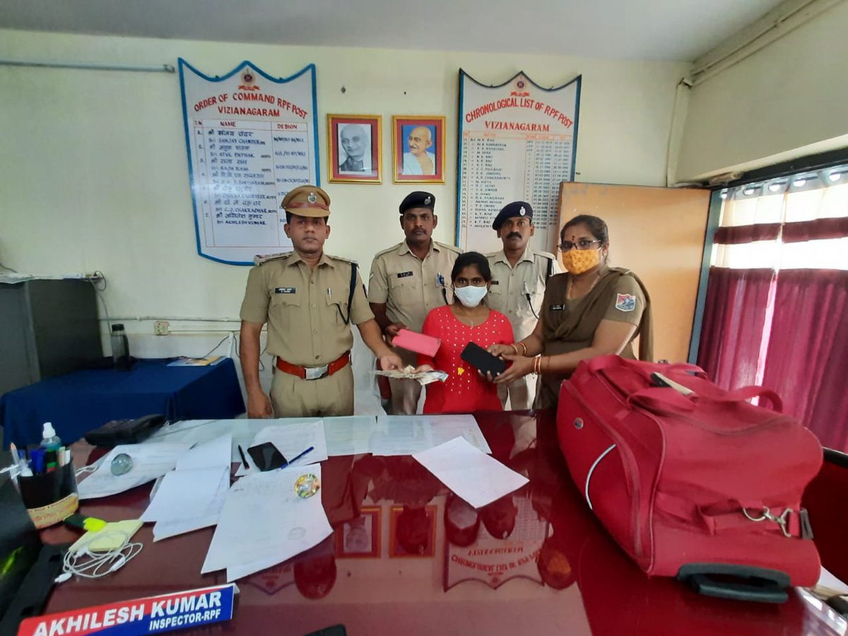 #OperationAmanat On 18.03.2022 officer and staff of vizianagaram retrieved one Red color trolley bag at platformNo04 viziangaram which is forgotten by passenger and handed over to passenger Tentu Jasmine, value of bag Rs24000/-Approximately. @RPF_INDIA @rpfecor1 @DRMWaltairECoR