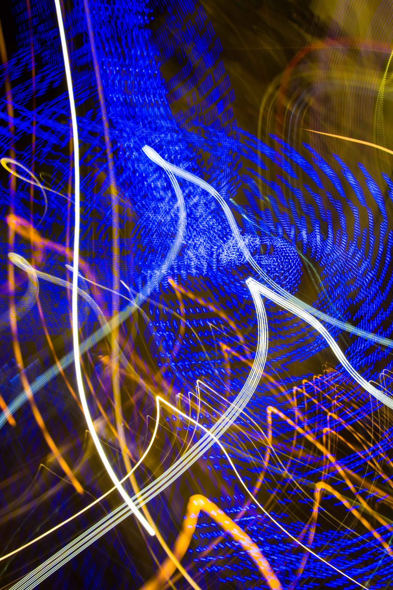 BorelliFilip's tweet photo. Riding light waves while dancing with the camera⚡🏄📷

#kineticlightpainting #photography #abstractart #nftphotography #lightart #fbexplore https://t.co/oGfeFg7lvA