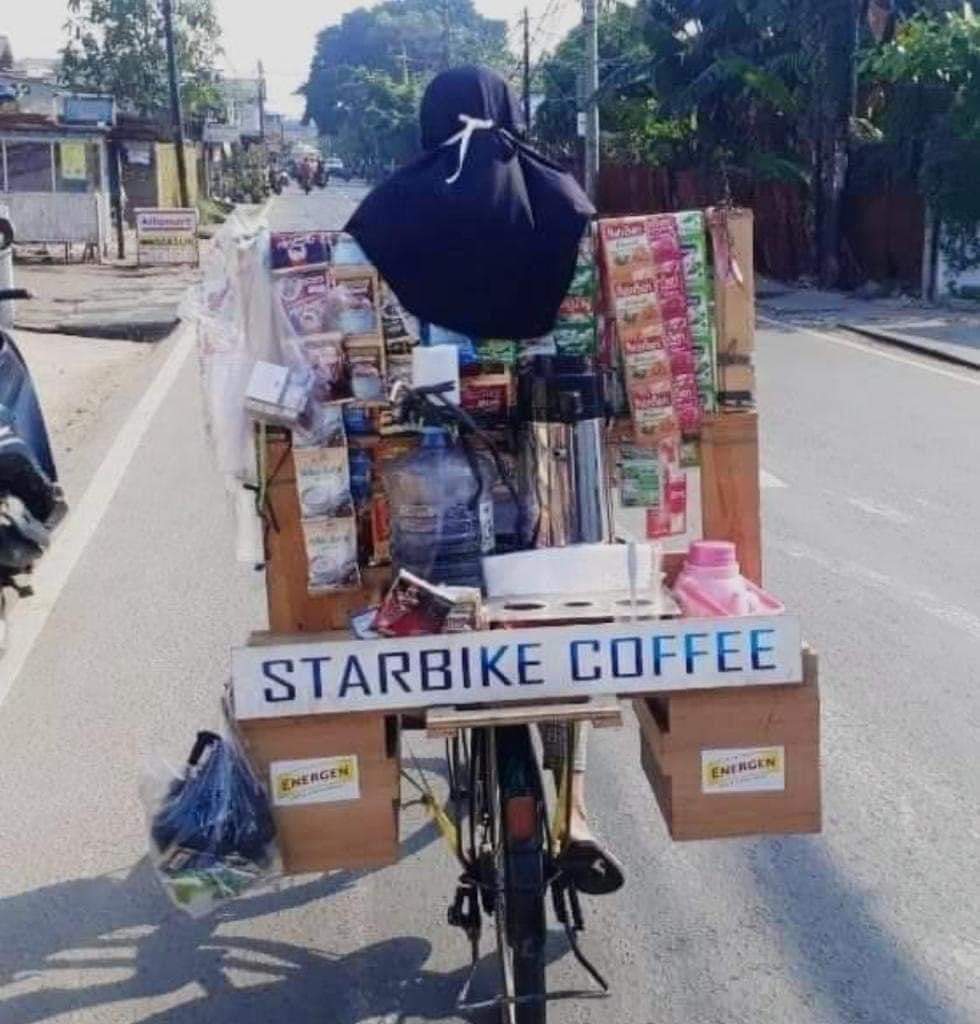guepernah_'s tweet photo. Gak semua ibu-ibu kerjaannya mengoreng, ada yang jual satelit... 🙈 https://t.co/SAnllVXkot