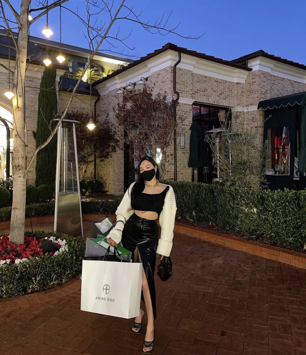 Aha!  The shopping experience will be updated the next day.  Thanks friend for reminding me.  Otherwise, I'll miss today's update.  Forgive me for putting my mind on $ape Haha, today is the day to be your own gentleman🤣