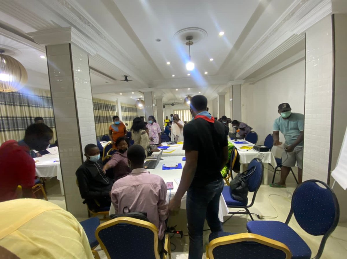 arayaasante's tweet photo. Les 17 et 18 Mars 2022 à ESPACE O (Fidjrossè),  Déborah ALIMA et @LucetteAhouang1 ont représenté ARAYAA à l'atelier de co-creation pour l'élaboration de contenus relatifs à la vaccination contre la COVID-19.

Cet atelier a été organisé par l'USAID, l’UNICEF, l’OMS et le MS. (1) https://t.co/J4aZJHGfgq