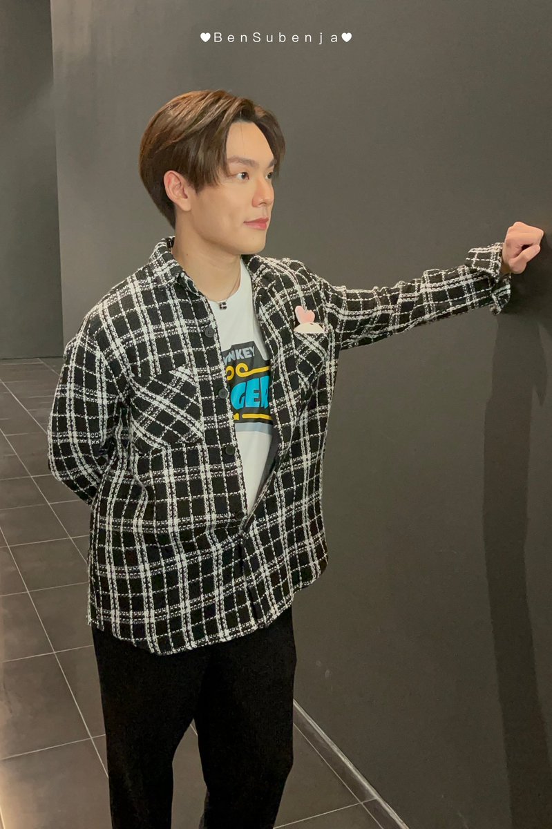 BenSubenjaa's tweet photo. นี่เลยแบบบนี้เลยย ที่บอกให้จับกำแพงอะ หล่อมากกก โครตหล่อ 🥺🤪

#CTRPANUWAT #พี่เตอร์สินกำ 
#คาโมมายล์ของฉัน #หนุ่มลักยิ้มx2
#ครูพี่เตอร์Ep5 https://t.co/6smKDubV01