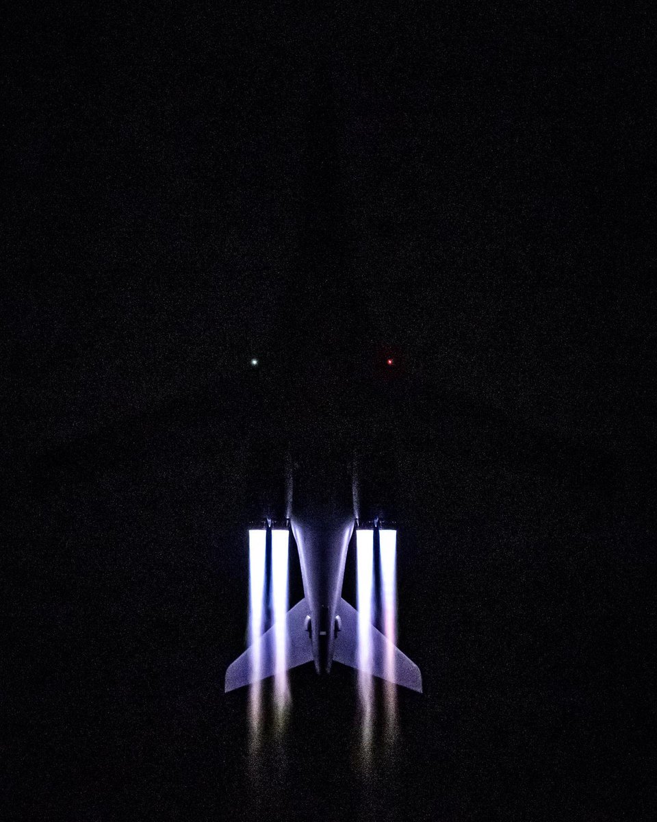 Phantom overhead. Might need to turn up the brightness on your phone for this one… 
•
Bone launching out of Nellis under the callsign Phantom7-4 for a night mission!
•
#USAF #usairforce #b1bomber #b1lancer #dyessafb #usavweek #militaryaviation
Reposted IG @lightning_ll_images