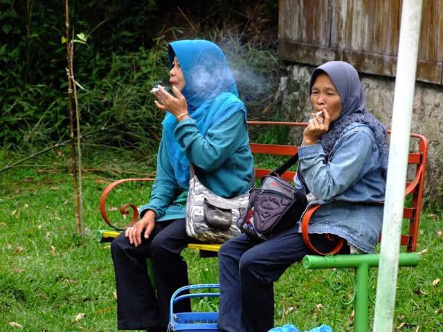 txtdariperokok's tweet photo. Megawati: Apakah Ibu-ibu di Indonesia Setiap Hari Hanya Menggoreng?

Ibu-ibu: https://t.co/7lAQZDN0uV