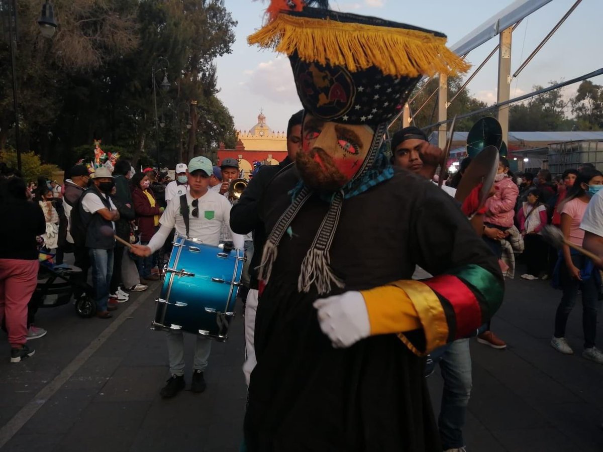 JoseCarlosXoch's tweet photo. 🎭 Los tambores de las comparsas marcan el ritmo de los chinelos que continúan bailando en el centro de #Xochimilco. La noche empieza a envolver al carnaval. ¡Ven a disfrutar sus colores y sonidos! 🎺🥁 https://t.co/Ni8kYCLqEt