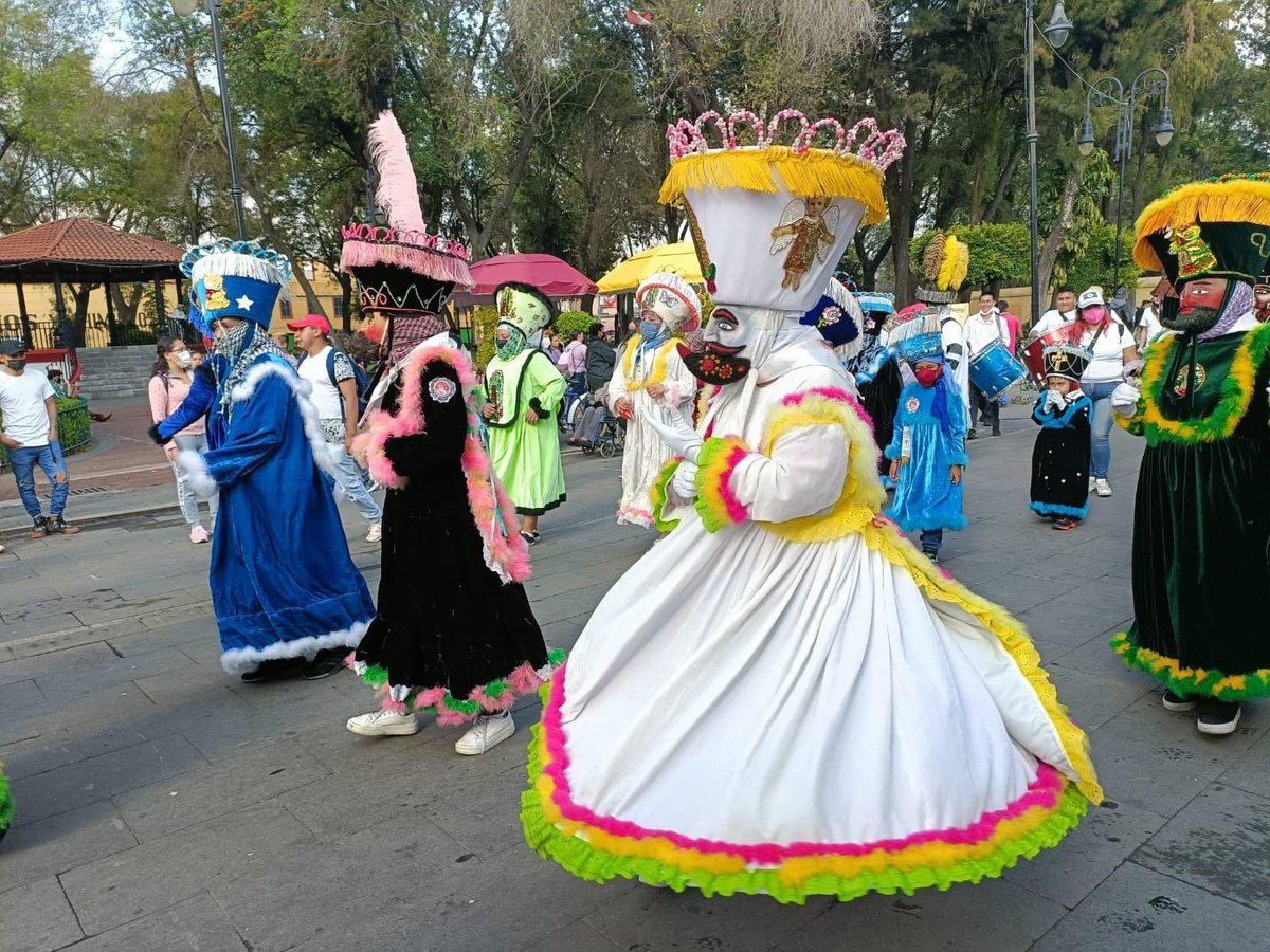 JoseCarlosXoch's tweet photo. 🎭 Los tambores de las comparsas marcan el ritmo de los chinelos que continúan bailando en el centro de #Xochimilco. La noche empieza a envolver al carnaval. ¡Ven a disfrutar sus colores y sonidos! 🎺🥁 https://t.co/Ni8kYCLqEt