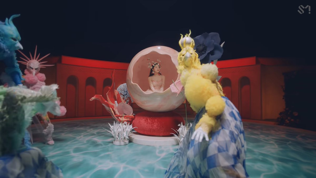 ccaffeinne's tweet photo. 수년짜리 큰그림 미쳤네 
레벨 미니1집 앨범은 두 가지 버전
① 'Ice Cream Cake' ver. / ② 'Automatic' ver.

이번 컴백곡 뮤비에서 ①의 멤버별 상징색 새들이 등장함
그런데! 
②에서 슬기 어깨에 앉은 까만 새만 슬기 뒤로 머리를 감추고있음
그리고 이번 뮤비 티저에서 슬기가 흑막처럼 등장ㄷㄷ https://t.co/bWdC0giE8J