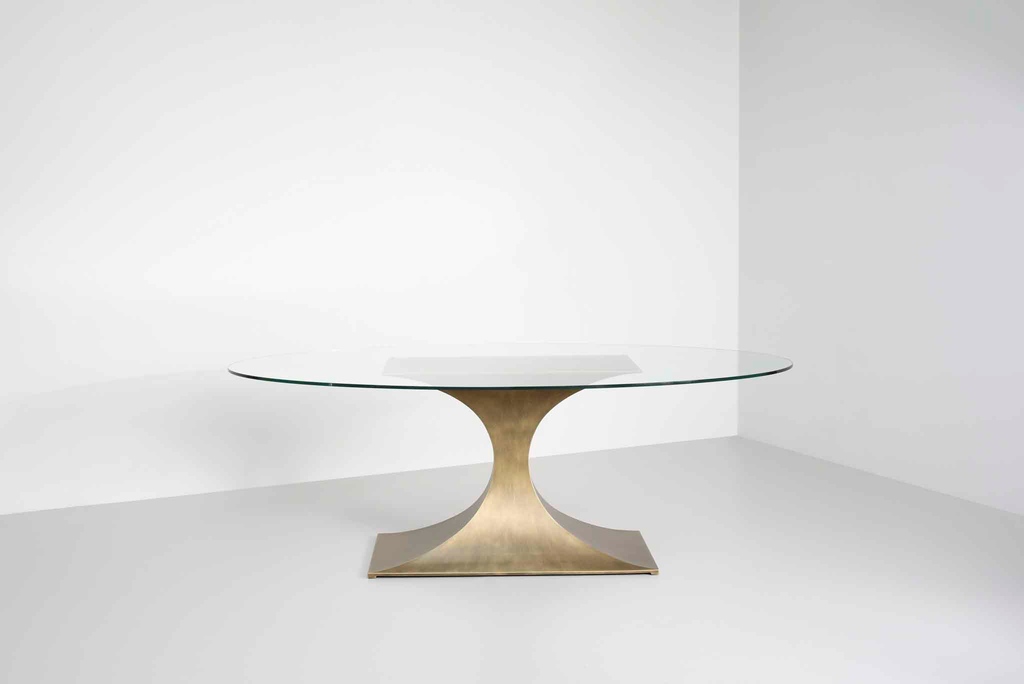 TomFaulkner's tweet image. The classic Capricorn Dining Table is defined by its show-stopping hourglass form. The substantial single pedestal is carefully hand-finished to give it that extra punch, before being topped with your choice of glass, wood, or marble.

#pedestaldiningtable #customdiningtable