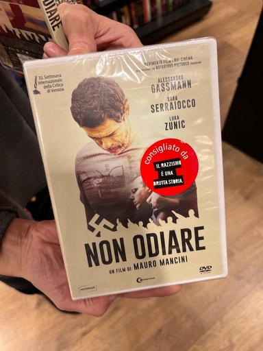 #NonOdiare di <a href="/Mancio78/">Mauro Mancini</a> interpretato da @GassmanGassmann è tra i film consigliati alla @LaFeltrinelli 

IL RAZZISMO E' UNA BRUTTA STORIA