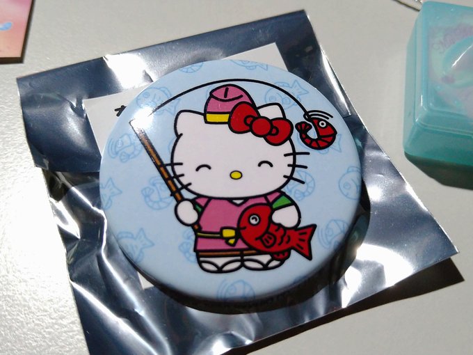 バッジと…なんだろう? ピルケース?…っていうかオープン記念? 