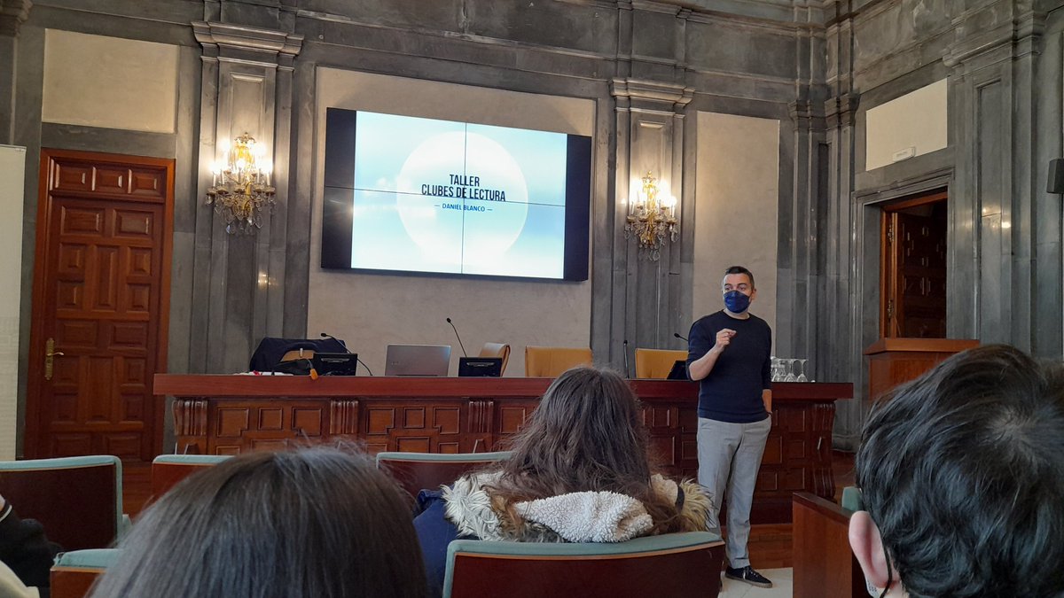 epdlvalencina's tweet photo. En el Taller de Clubes de Lectura disfrutando y dejándonos sorprender con @_DanielBlanco en @Placerdeleer19 en la @casadelaprov de la @DIPUSEVI #LeerEsElPlan @ederecom @librerialanueva @Ayto_Valencina https://t.co/dyCduMYHVp