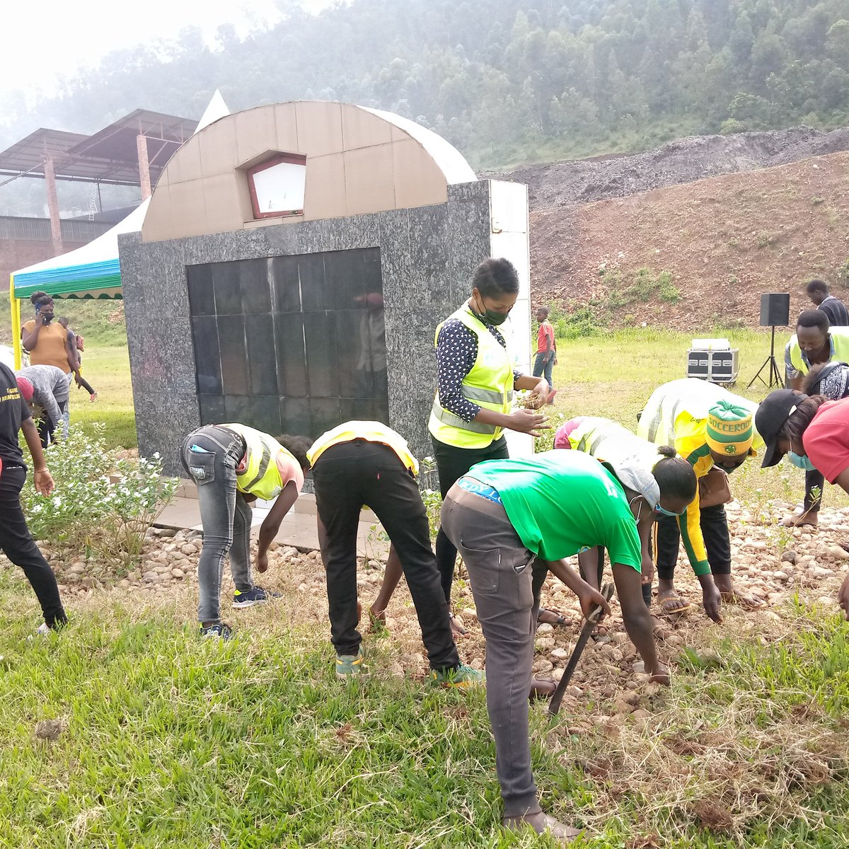 RyvcpKigali's tweet photo. Biri kuba: @RwandaYouthVol1 @SectorKigali n'urundi rubyiruko @NyarugungaV mu muganda wo gukora isuku ku rwibutso #nyabugogo #nyabarongoMemorial mu rwego rwo kunamira inzirakarengane zazize #Jenoside, gukomeza kwiga amateka y'igihugu 
nk'ishingiro ryo gukunda #URwanda turukorera https://t.co/ZoqjBlavr7