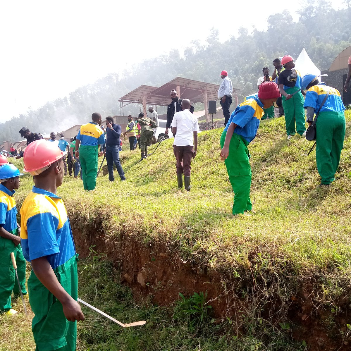 Biri kuba: <a href="/RwandaYouthVol1/">Rwanda Youth Volunteers</a> <a href="/SectorKigali/">Kigali Sector</a> n'urundi rubyiruko <a href="/NyarugungaV/">Nyarugunga Youth Volunteers</a> mu muganda wo gukora isuku ku rwibutso #nyabugogo #nyabarongoMemorial mu rwego rwo kunamira inzirakarengane zazize #Jenoside, gukomeza kwiga amateka y'igihugu 
nk'ishingiro ryo gukunda #URwanda turukorera