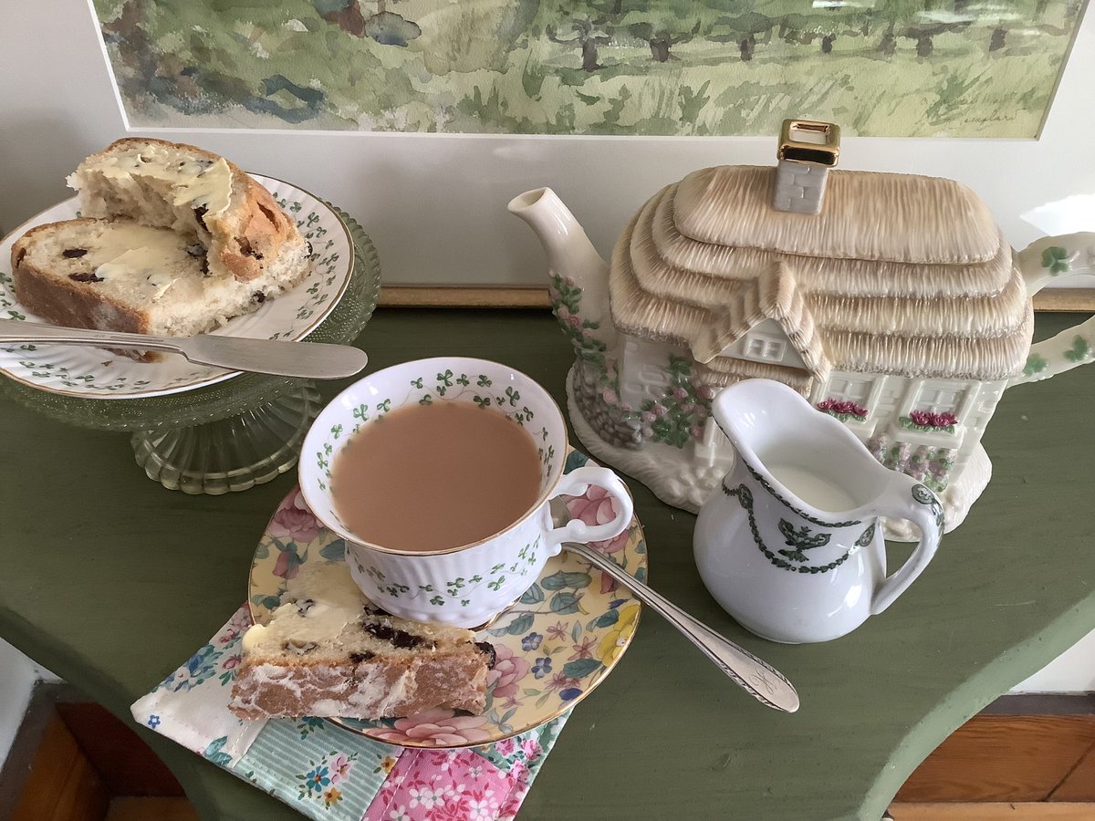 kathleenluvstea's tweet photo. Good morning, its a great day for a bottomless pot of tea!
And leftover soda bread!
#teatime #drearyday #irishbreakfast #iamsewing #teaandbooks #teaandart #teacupcollector #teahour https://t.co/esYSUXo4tw
