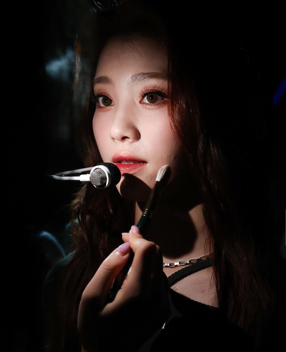 xiaotspace's tweet image. seoul fashion week backstage, saying it again, her facecard NEVER declines

#沈小婷 #션샤오팅 #XIAOTING