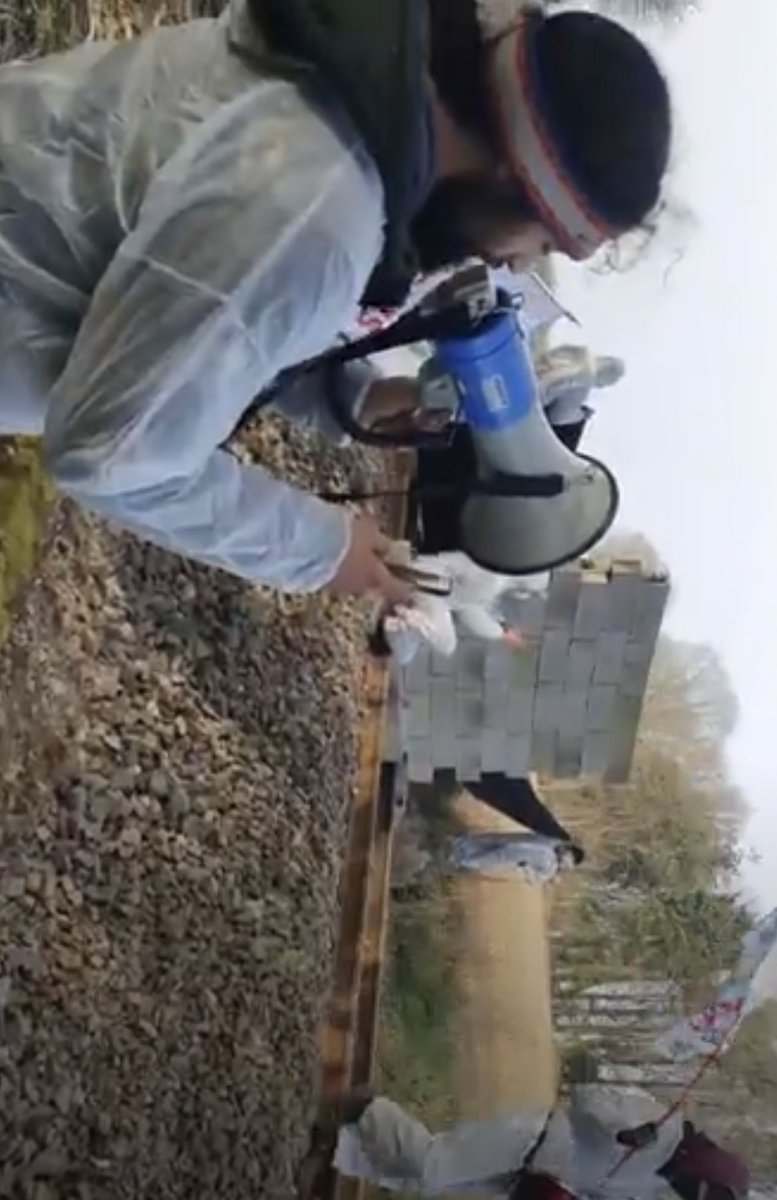 GrainHedger's tweet photo. Le groupuscule « Bretagne contre les fermes usines » sabote un train de céréales en Bretagne , vous explique que c’est non violent et que ce n’est pas du gaspillage .
Ils font ça tranquillement à visage découvert 

https://t.co/nxNm6KFg0x https://t.co/4Ba36tVQYW