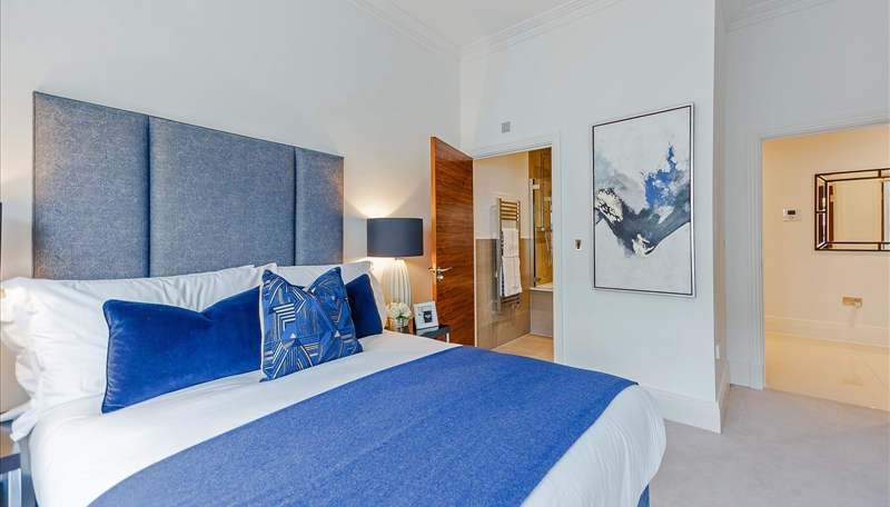 AmberandColtd's tweet photo. A stunning brand-new interior designed, two-bedroom, two bathroom first-floor apartment facing the courtyard set within this newly converted warehouse, gated development on the River Thames. https://t.co/inLCNAcEQx