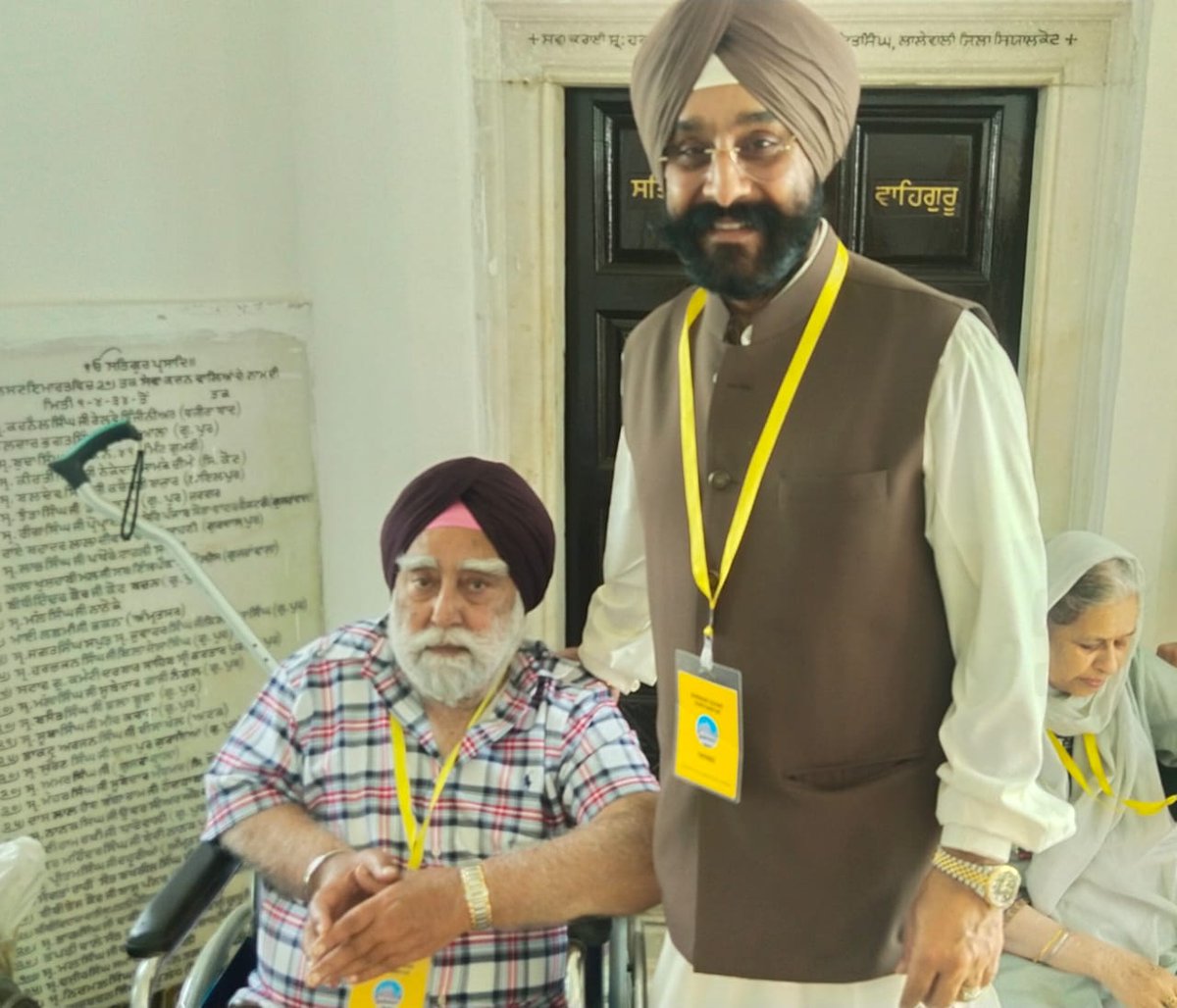 PmuKartarpur's tweet photo. His father recalled their village in Chakwal District before the partition. The senior citizen was assured by the management to facilitate their visit to their native village in Pakistan if &amp; when they plan to visit Pakistan via Wahga Border
#CEO #PMU #KartarpurCorridor #GovPak https://t.co/F9OVOKatUs