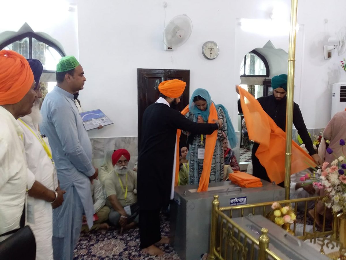 PmuKartarpur's tweet photo. His father recalled their village in Chakwal District before the partition. The senior citizen was assured by the management to facilitate their visit to their native village in Pakistan if &amp; when they plan to visit Pakistan via Wahga Border
#CEO #PMU #KartarpurCorridor #GovPak https://t.co/F9OVOKatUs