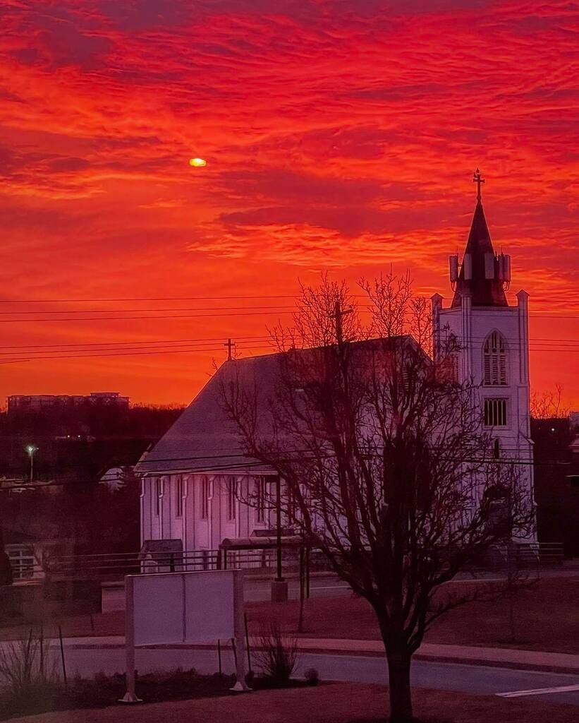 halifaxnoise's tweet image. From @pawlowcator — "The sunset like a blacksmith, was beating the sky into glowing red blades. " -Ali Shaw

#redsky #almostspringtime #maritimes #halifax #novascotia #dartmouth #halifaxnoise #discoverhalifax #explorehalifax #halifaxforyou #capturenovasc… instagr.am/p/CbSXJtNLGXF/