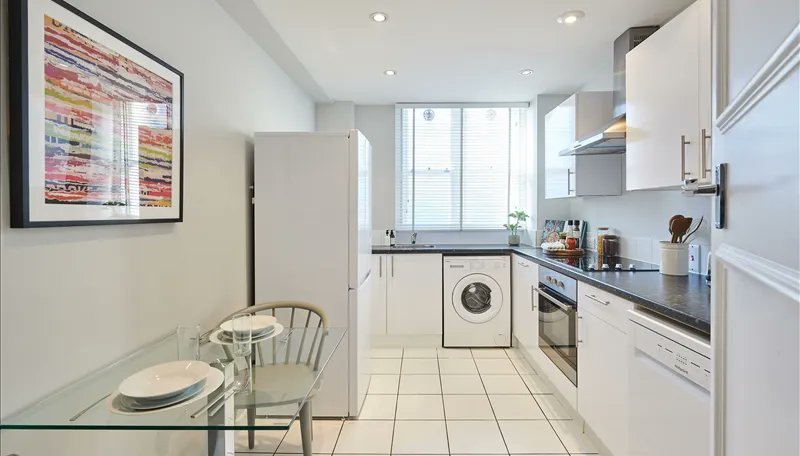 AmberandColtd's tweet photo. This first floor apartment is set over 761 sq ft and comprises two spacious double bedrooms (the master with an en-suite bathroom), one modern fitted bathroom, large reception room with rear facing views over Hay's Mews, modern fitted kitchen and ample storage space. https://t.co/OMsTsKFBlS
